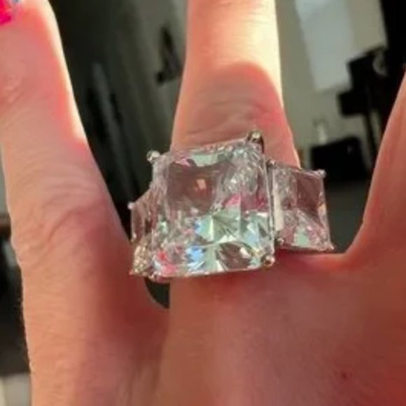 Mystique's "Diamond Quality" CZ 12ct starburst Emerald three stones ring - Picture 3 of 3